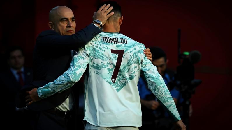 Roberto Martinez cumprimenta Cristiano Ronaldo em jogo de Portugal — Foto: Reuters