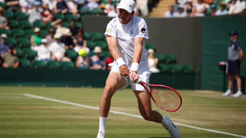 João Fonseca em ação pela terceira rodada de Wimbledon — Foto: REUTERS/Marko Djurica