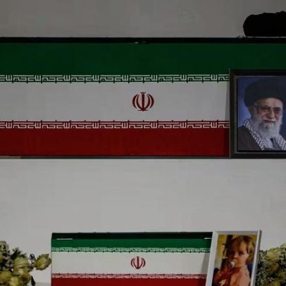 Líder iraniano Ali Khamenei é velado durante semana de cerimônias fúnebres