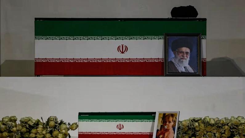 Os caixões do falecido Líder Supremo do Irã , Aiatolá Ali Khamenei, e de sua neta, Zahra Mohammadi Golpayegani, são expostos durante uma cerimônia de despedida em homenagem ao falecido Líder Supremo do Irã , Aiatolá Ali Khamenei, que foi morto em 28 de fevereiro durante ataques aéreos israelenses e americanos contra o Irã , no Grande Palácio Imam Khomeini em Teerã, Irã , em 3 de julho de 2026