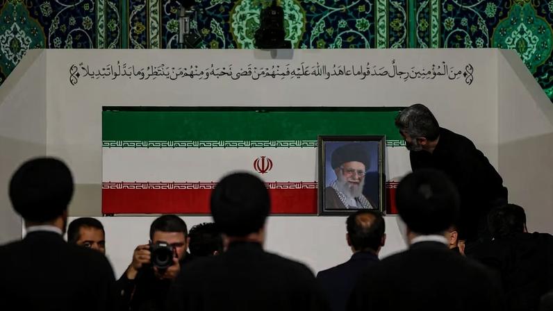 Caixão do ex-líder supremo do Irã, Ali Khamenei, durante funeral privado para autoridades iranianas em Teerã, no Irã, em 3 de julho de 2026. — Foto: REUTERS/Mohammed Salem