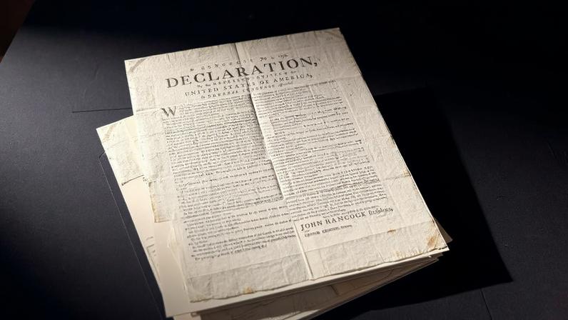 Uma cópia de 1776 da Declaração de Independência dos EUA , uma das 11 cópias sobreviventes das chamadas ' Declarações de Exeter ', e a primeira a ser encontrada fora dos Estados Unidos, descoberta nos Arquivos Nacionais em Kew, é exibida nesta imagem divulgada pela Reuters em 3 de julho de 2026