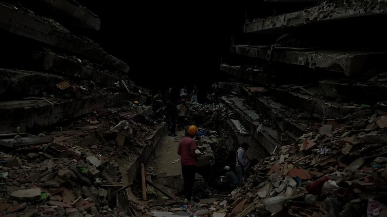 Equipes de resgate trabalham no local de um complexo de edifícios que desabou após os terremotos de 24 de junho, em La Guaira, Venezuela — Foto: REUTERS/Ricardo Arduengo