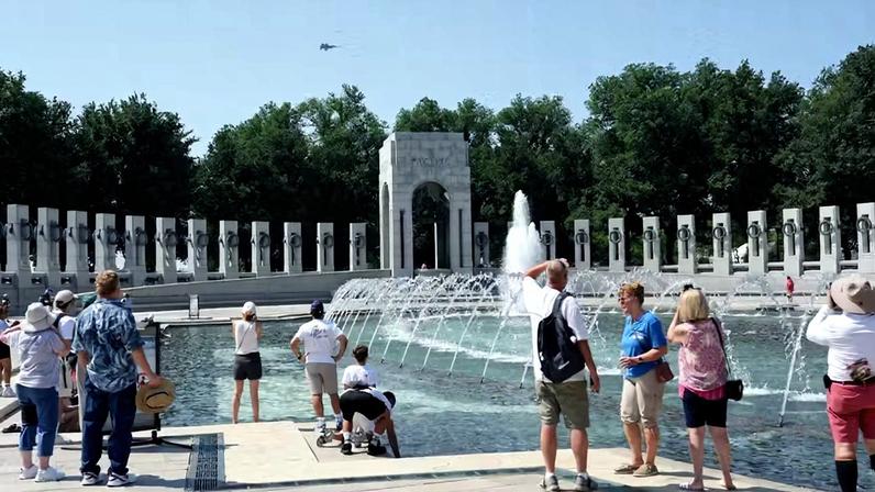 Sob forte calor, Memorial da Segunda Guerra Mundial recebe visitantes durante as celebrações que marcam o 250º aniversário da Independência dos Estados Unidos, em Washington