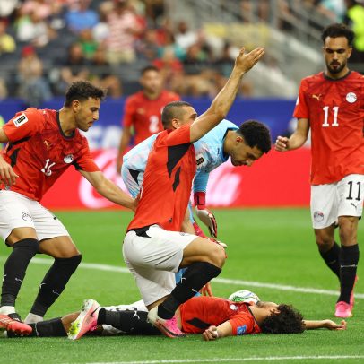 Lateral do Egito retorna após choque de cabeça e faz gol contra para a Austrália