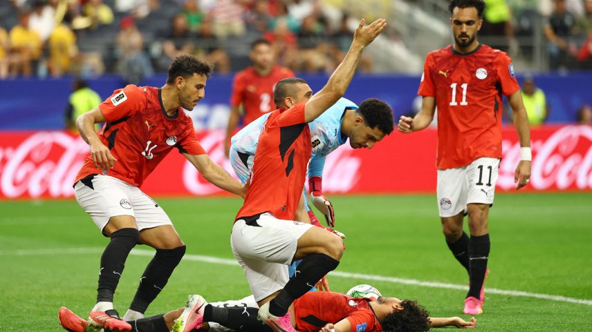 Hany, do Egito, fica desacordado em campo após choque com jogador da Austrália na Copa do Mundo — Foto: Kai Pfaffenbach/Reuters