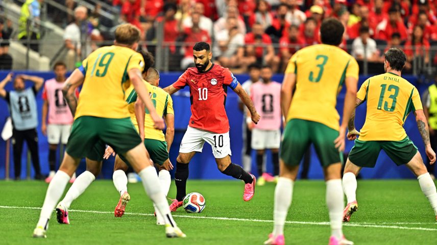 Salah cercado por marcadores durante Austrália x Egito — Foto: IMAGN IMAGES via Reuters/Maria Lysaker