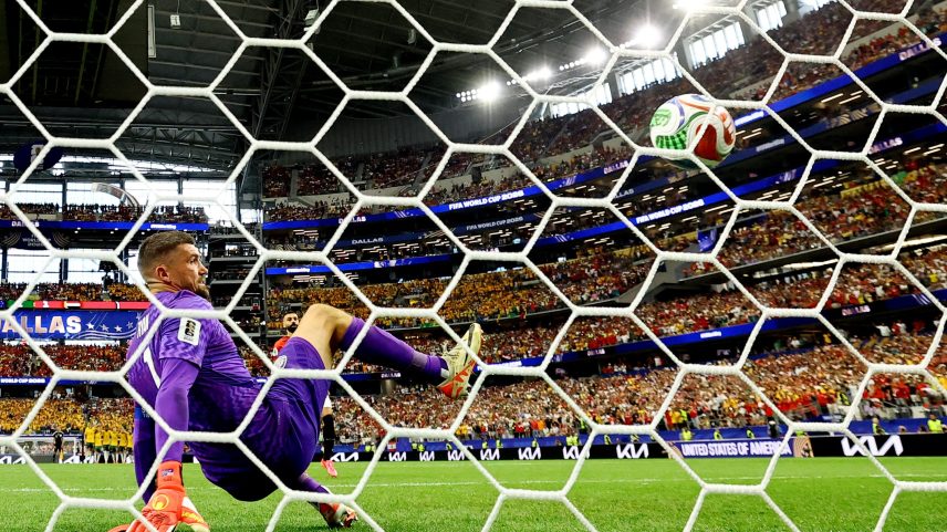 Mohamed Salah vence Mathew Ryan de cavadinha em Austrália x Egito — Foto: Reuters