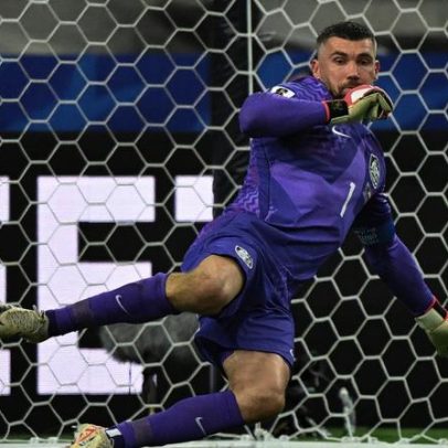 Goleiro australiano entra em jogo e não defende cobranças em pênaltis
