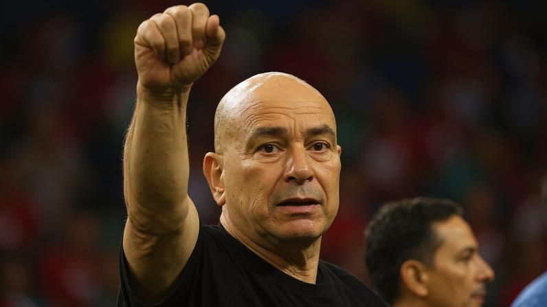 Hossam Hassan, técnico da seleção do Egito na Copa do Mundo — Foto: Kai Pfaffenbach/Reuters