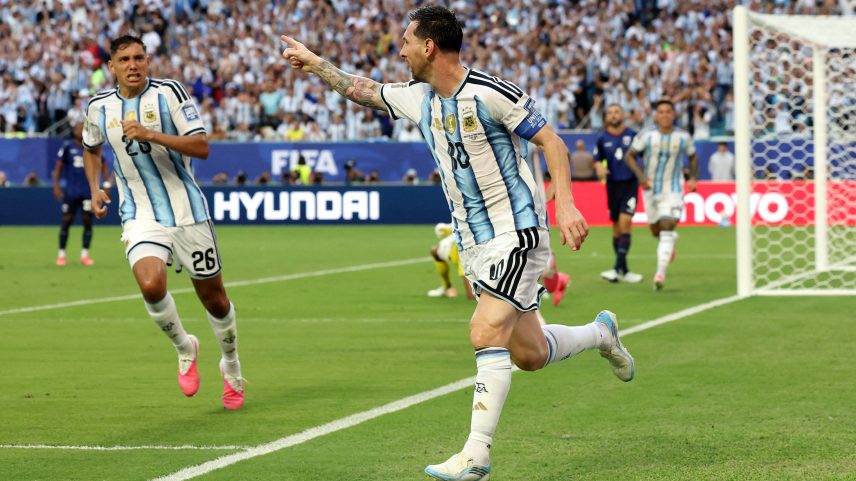 Aos 28 min do 1º tempo - gol de dentro da área de Messi da Argentina contra o Cabo Verde
