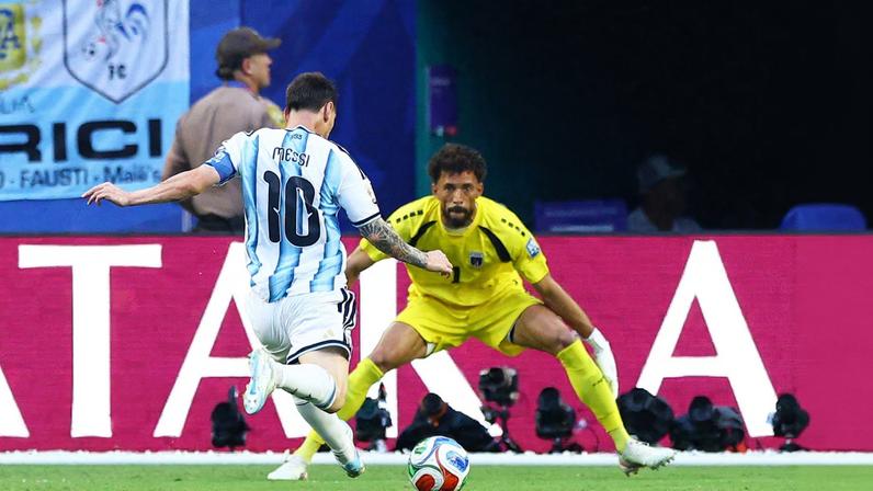 Vozinha e Messi em Cabo Verde x Argentina — Foto: Reuters