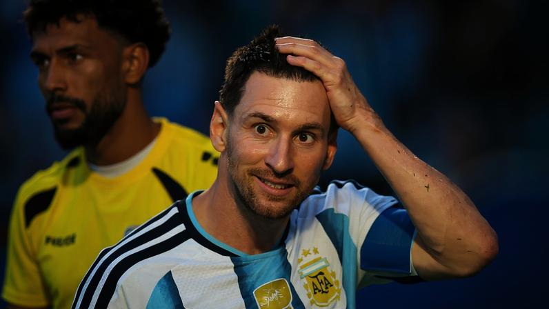 Messi reage a chance perdida contra Vozinha — Foto: REUTERS/Amanda Perobelli