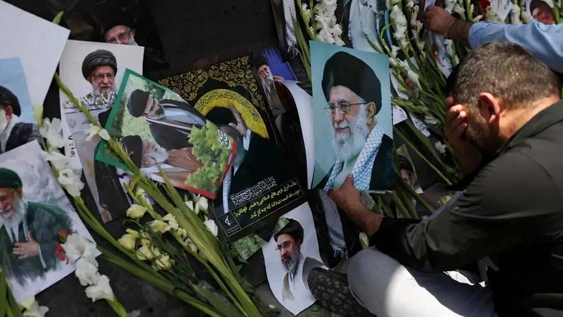Pessoas prestam homenagens ao falecido Líder Supremo Aiatolá Ali Khamenei, morto em 28 de fevereiro em ataques aéreos de Israel e dos EUA, durante uma cerimônia pública de despedida na Grande Mosalla do Imam Khomeini, em Teerã, Irã, em 4 de julho de 2026. REUTERS/Murad Sezer. A mídia estrangeira no Irã opera sob diretrizes estabelecidas pelo Ministério da Cultura e Orientação Islâmica, que regula as atividades e as autorizações de imprensa. PROIBIDO PARA ISRAEL. PROIBIDA A VENDA COMERCIAL OU EDITORIAL EM ISRAEL. PROIBIDO O ACESSO À MÍDIA ISRAELENSE. PROIBIDO O USO PELA BBC PERSIAN. PROIBIDO O USO PELA VOA PERSIAN. PROIBIDO O USO PELA MANOTO. PROIBIDO O USO PELA IRAN INTERNATIONAL. PROIBIDO O USO PELA RADIO FARDA. DIGITAL: PROIBIDO O USO PELA BBC PERSIAN. PROIBIDO O USO PELA VOA PERSIAN. PROIBIDO O USO PELA MANOTO. PROIBIDO O USO PELA IRAN INTERNATIONAL. PROIBIDO O USO PELA RADIO FARDA.