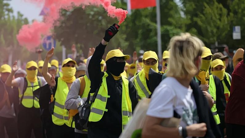 Um manifestante segura um sinalizador de fumaça durante um protesto contra a convenção de dois dias do partido de extrema-direita Alternativa para a Alemanha (AfD), em Erfurt, Alemanha, em 4 de julho de 2026. REUTERS/Christian Mang