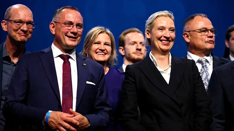 Os copresidentes do AfD, Alice Weidel e Tino Chrupalla, posam no palco para a imprensa durante uma convenção partidária de dois dias do partido de extrema-direita alemão Alternativa para a Alemanha (AfD), em Erfurt, Alemanha, em 4 de julho de 2026. REUTERS/Thilo Schmuelgen