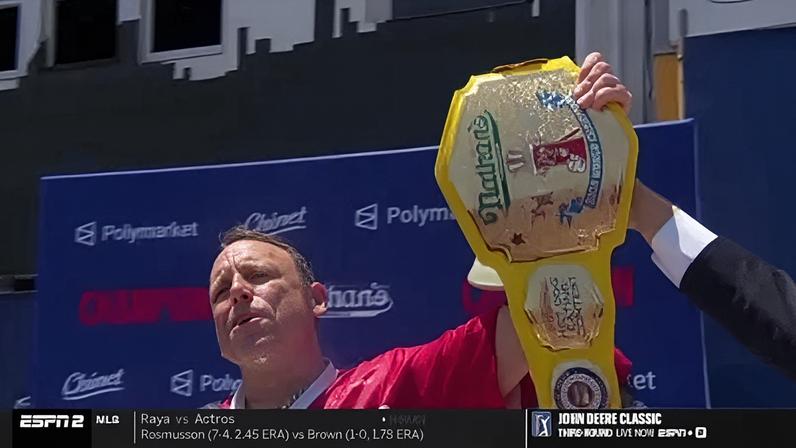 Joey Chestnut e Miki Sudo vencem competição de cachorro-quente em Nova York