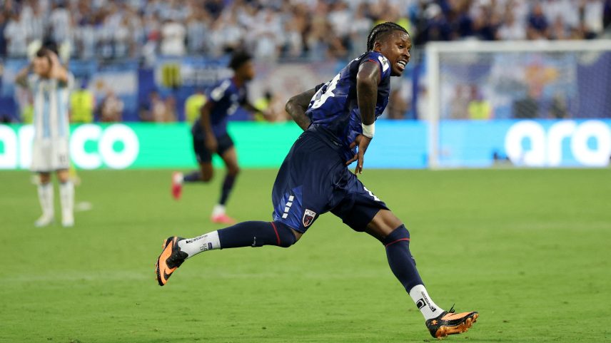 Sidny Lopes Cabral usava chuteira "imortalizada" por Neymar — Foto: REUTERS/Paul Childs