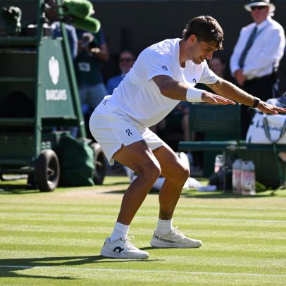 Tenista vence em Wimbledon e imita comemoração de Matheus Cunha