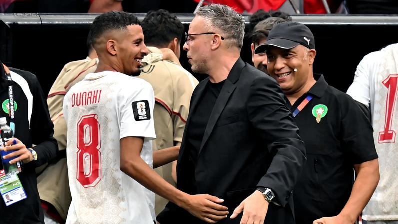 Mohamed Ouahbi, técnico do Marrocos, com Ounahi, autor de dois gols contra o Canadá — Foto: IMAGN IMAGES via Reuters/Maria Lysaker