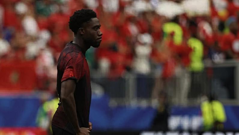 Alphonso Davies no aquecimento de Canadá x Marrocos pelas oitavas da Copa do Mundo — Foto: REUTERS/Kai Pfaffenbach