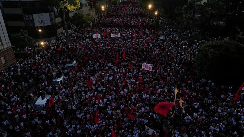 Manifestantes protestam contra governo albanês e hotel de luxo de família Trump em Tirana, na Albânia, em 4 de julho de 2026.