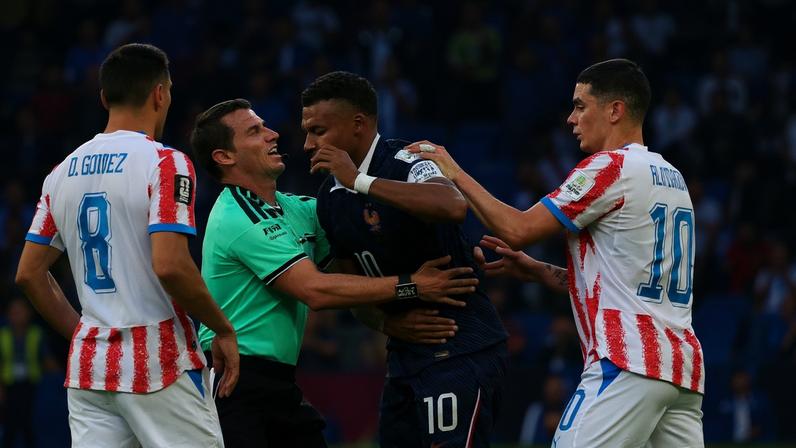 Mbappé se estranha com Cubas em França x Paraguai — Foto: REUTERS/Mike Segar