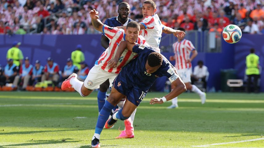 Cáceres derruba Mbappé no jogo Paraguai x França — Foto: Reuters/Bill Streicher
