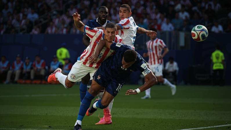 Cáceres derruba Mbappé no jogo Paraguai x França — Foto: Reuters/Bill Streicher