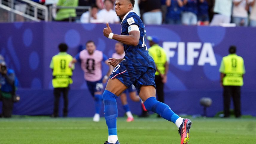 Mbappé comemora o gol da vitória por 1 a 0 sobre o Paraguai — Foto: IMAGN IMAGES via Reuters/James Lang