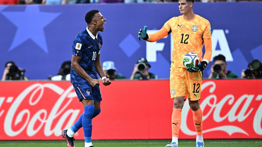 Mbappé comemora vitória da França e ignora Orlando Gill, goleiro do Paraguai — Foto: Dylan Martinez / Reuters