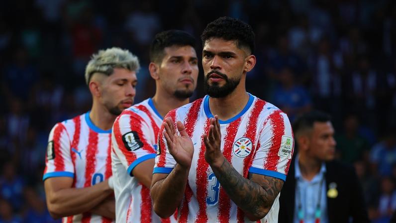 Gustavo Gómez e Omar Alderete após a derrota do Paraguai para a França nas oitavas de final — Foto: REUTERS/Mike Segar