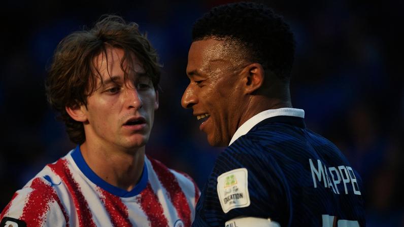Mbappé ri de provocação de Galarza em Paraguai x França — Foto: IMAGN IMAGES via Reuters/James Lang