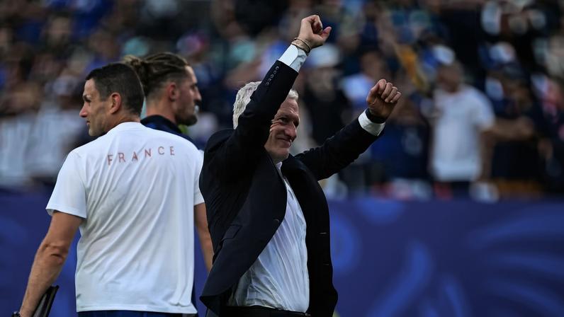 Didier Deschamps comemora classificação da França — Foto: REUTERS/Dylan Martinez