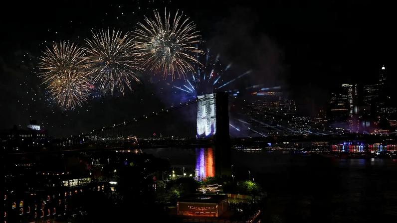 Fogos de artifício explodem sobre a Ponte do Brooklyn enquanto os Estados Unidos celebram seu 250º aniversário no Dia da Independência, na cidade de Nova York, EUA, em 4 de julho de 2026. REUTERS/Angelina Katsanis