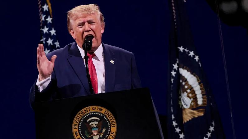 O presidente dos EUA, Donald Trump, discursa em um comício do Dia da Independência, que marca o 250º aniversário da independência dos EUA, no National Mall, em Washington, D.C., EUA, em 4 de julho de 2026. REUTERS/Evan Vucci