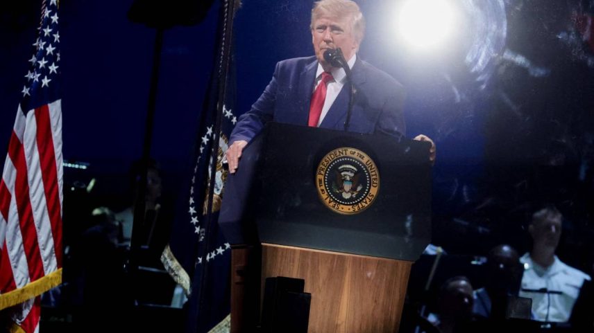 O presidente dos EUA, Donald Trump, discursa em um comício do Dia da Independência, que marca o 250º aniversário da independência dos EUA, no National Mall, em Washington, D.C., EUA, em 4 de julho de 2026. REUTERS/Jonathan Ernst