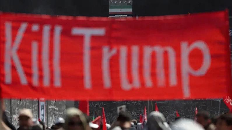 Pessoas seguram uma faixa com os dizeres: "Matem Trump", durante uma cerimônia pública de despedida em homenagem ao falecido Líder Supremo, o Aiatolá Ali Khamenei, morto em 28 de fevereiro em ataques aéreos israelenses e americanos, em Teerã, Irã, em 5 de julho de 2026. Majid Asgaripour/WANA (West Asia News Agency) via REUTERS