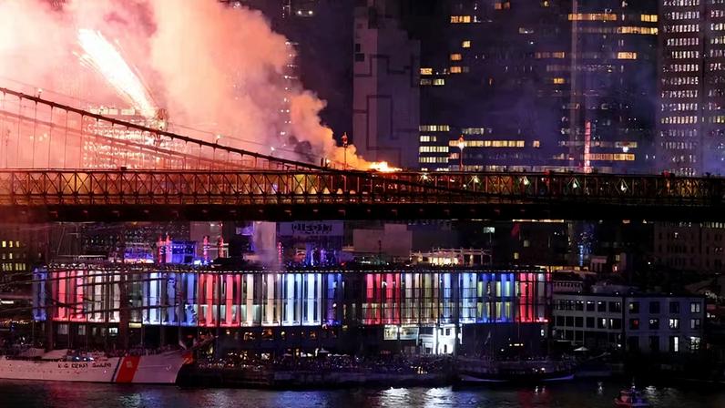 Fumaça sobe do incêndio provocado pelos fogos de artifício na Ponte do Brooklyn, em Nova York, durante queima de fogos dos 250 anos de independência dos EUA em 4 de julho de 2026. — Foto: REUTERS/Angelina Katsanis