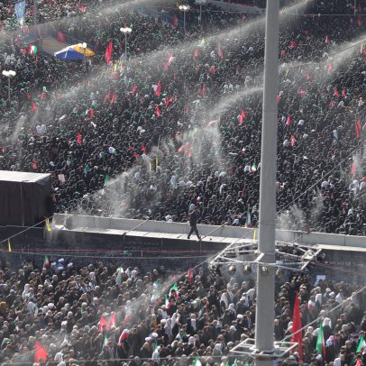 Três filhos de Khamenei vão ao funeral enquanto líder permanece sumido