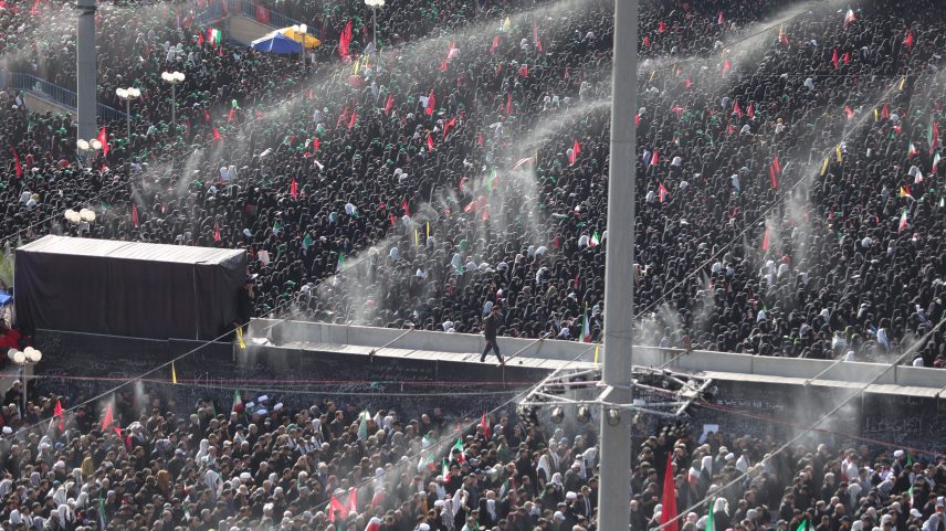 Fiéis participam de oração pública durante funeral de Ali Khamenei em Teerã, no Irã, em 5 de julho de 2026. — Foto: Alireza Masoumi/Isna/Wana via REUTERS