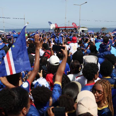 Fãs celebram a seleção de Cabo Verde após a Copa
