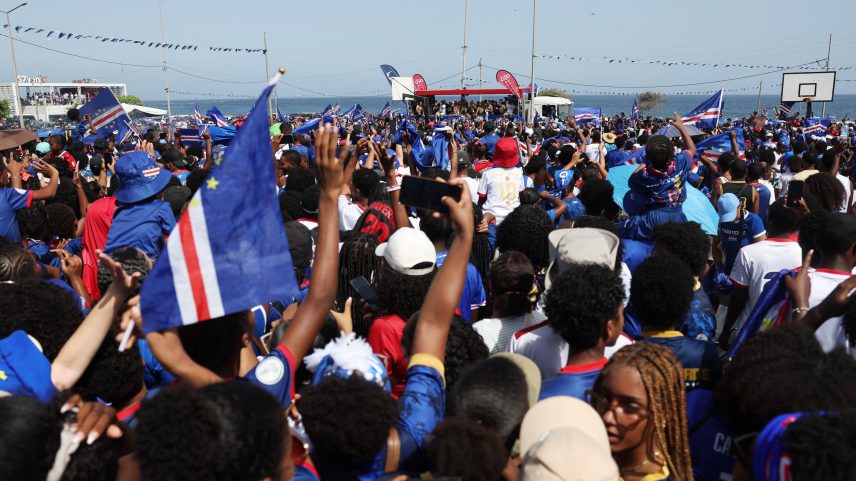 Torcedores celebram chegada dos jogadores de Cabo Verde na capital Praia — Foto: Raphael Bózeo