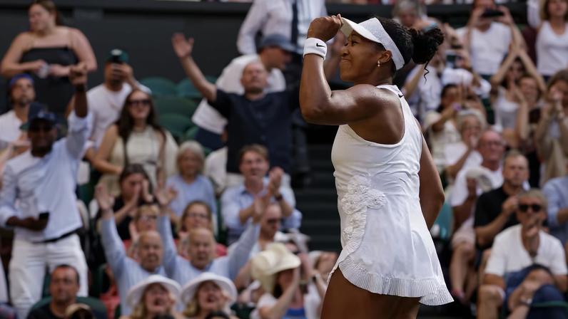 Naomi Osaka comemora vitória sobre Sabalenka em Wimbledon — Foto: Reuters