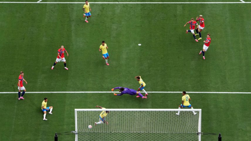 Patrick Berg, da Noruega, marca um gol que foi posteriormente anulado — Foto: REUTERS/Mike Segar