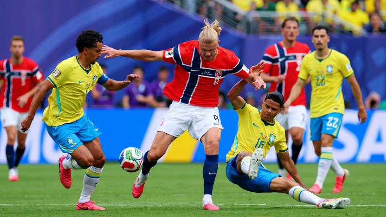 Erling Haaland cercado por Marquinhos e Douglas Santos em Brasil x Noruega — Foto: REUTERS/Mike Segar