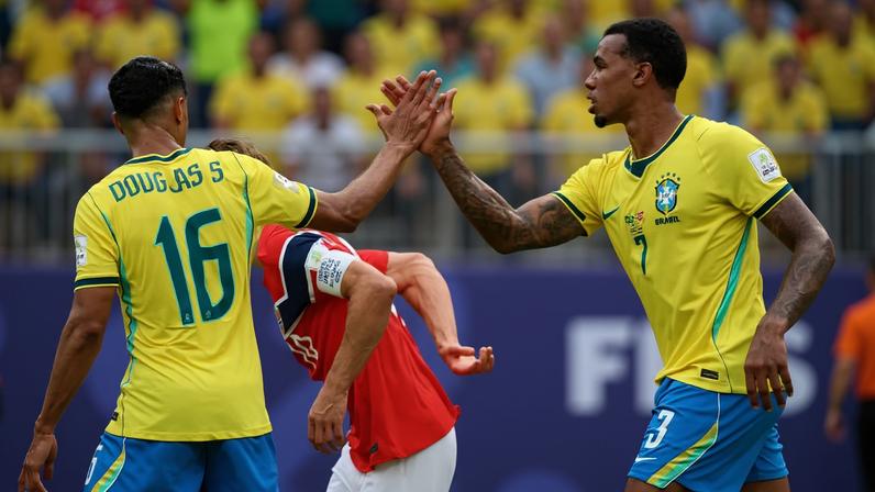 Gabriel Magalhães e Douglas Santos em Brasil x Noruega — Foto: Reuters/Caean Couto
