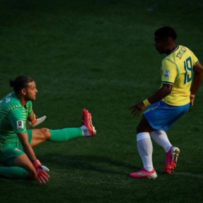 Goleiro que fez milagres contra o Brasil joga golfe e está sem clube em 2026