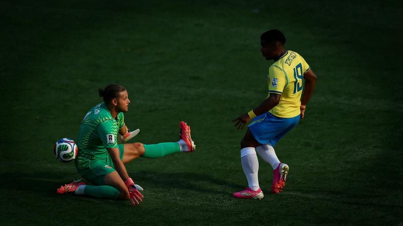 Ørjan Nyland defendeu pênalti de Bruno Guimarães, fez milagre num lance que seria gol contra para a seleção brasileira e foi decisivo em classificação da Noruega para as quartas da Copa