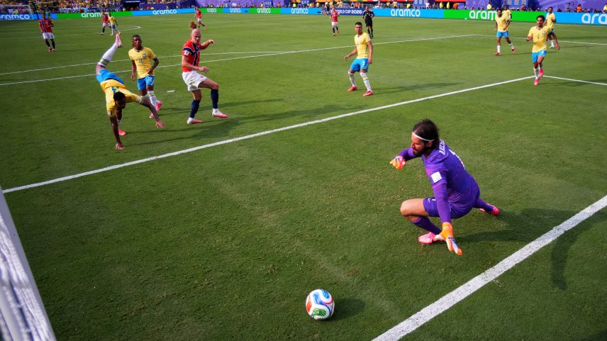 Haaland cabeceia sem chance de defesa para Alisson — Foto: Reuters